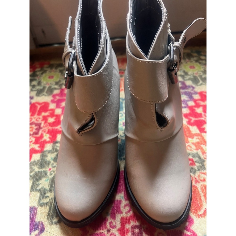 Women's Leila Stone‎ Gray Boots Size 5.5